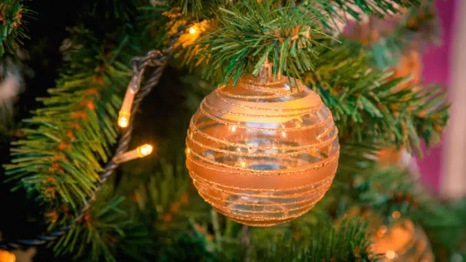 How are Christmas baubles made?