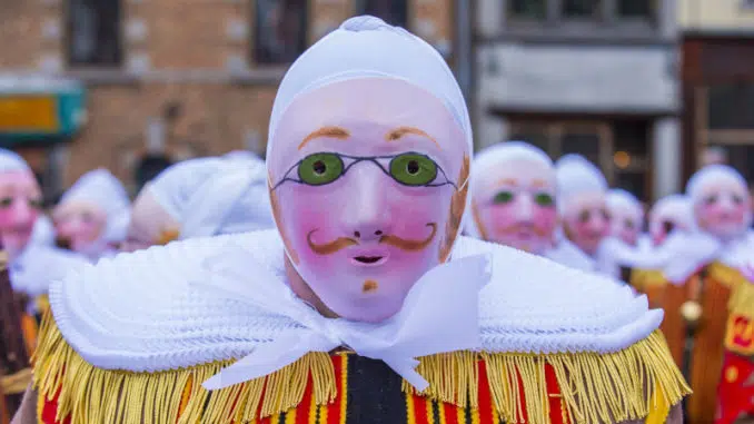 het maken van het masker van Gilles de Binche