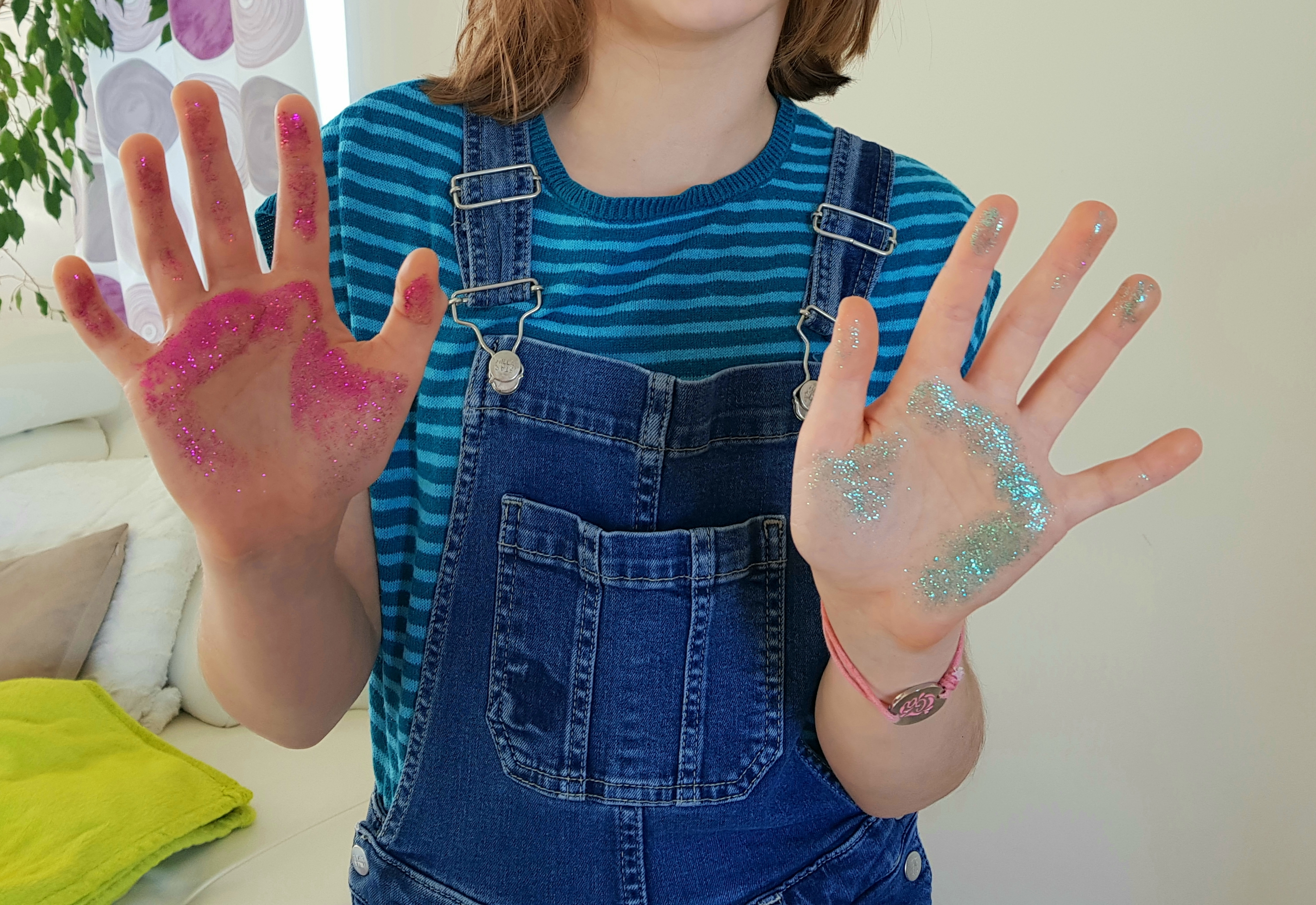 handen besmet met glitter kiemen
