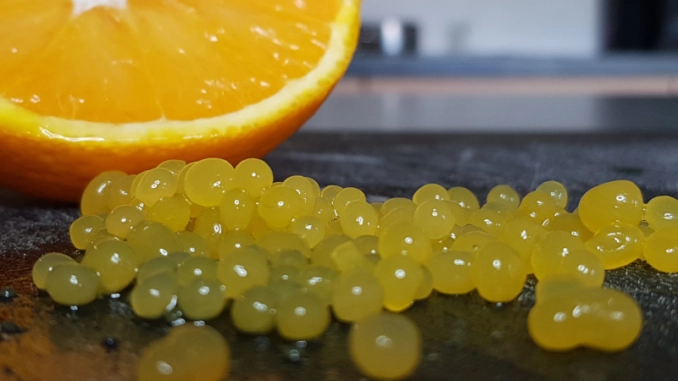 chimie moléculaire 'expérience du caviar d'orange par curiokids