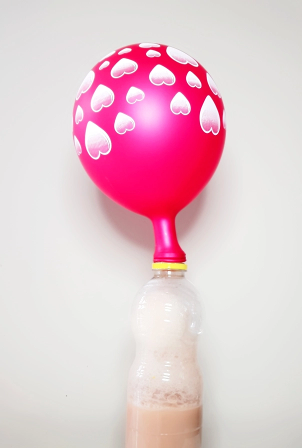 balloon inflate thanks to the bacterias, grenadine and yeast