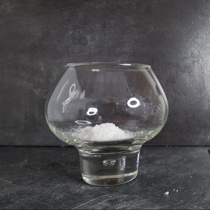 acide acrylique dans un verre