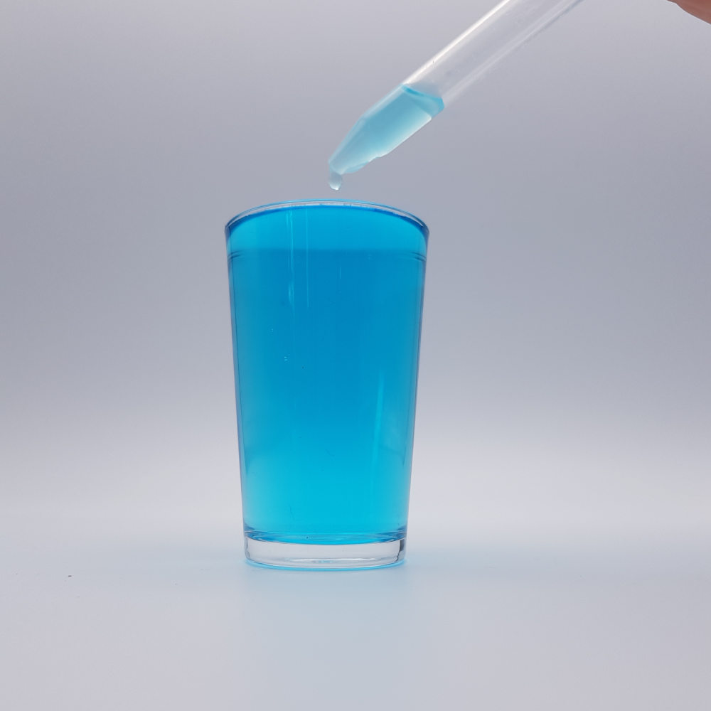 eau froide bleue dans un verre