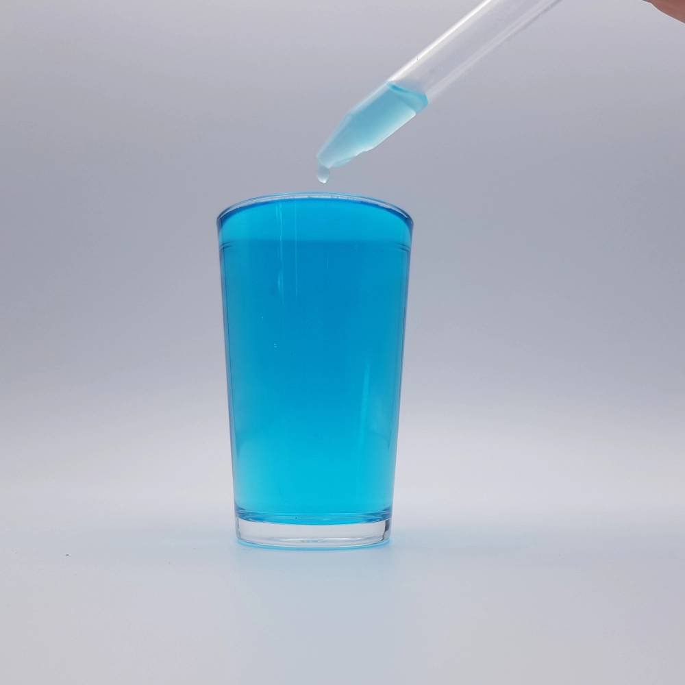 koud blauw water in een glas
