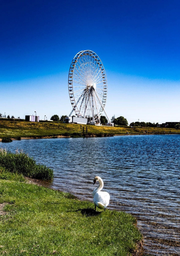 grande roue sur la rive des lacs de l'eau d'heure
