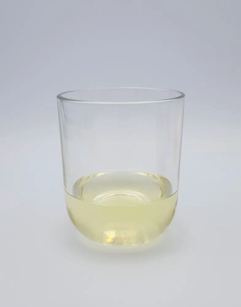 zonnebloemolie in een glas