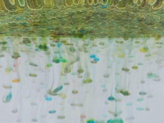 pluie multicolore dans verre d'eau