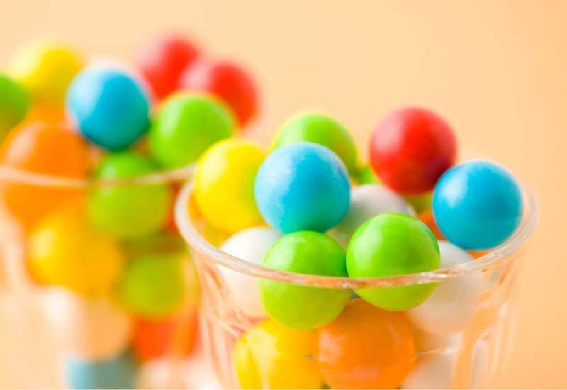 boules multicolores de chewing gum