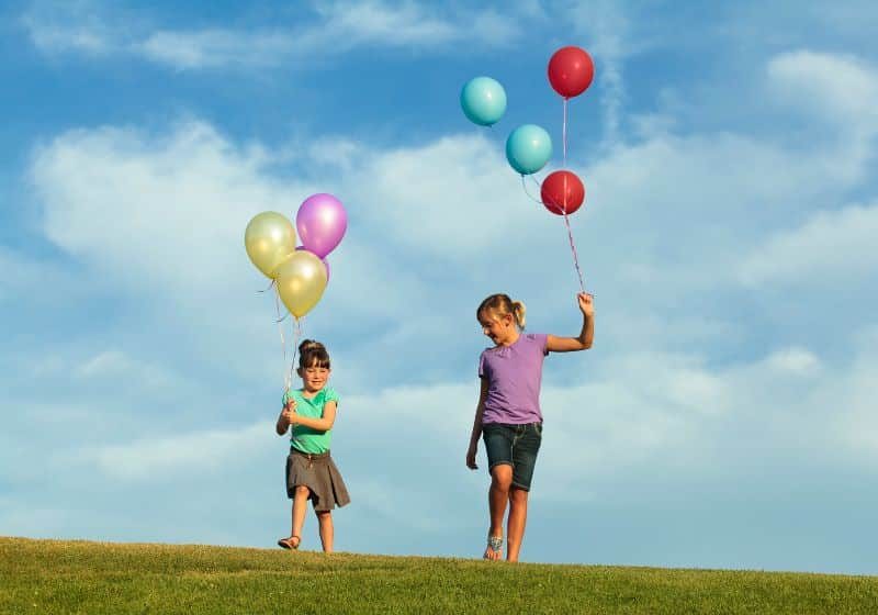 promenades avec des ballons remplis d'helium