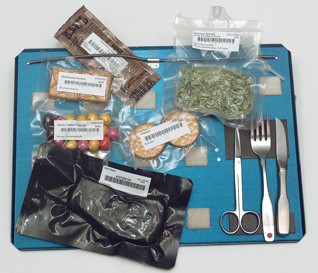 plateau de nourritures sous vide ou lyophilisées pour les astronautes