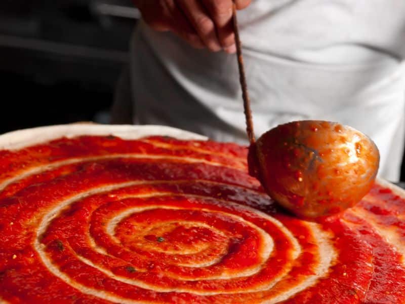 La sauce tomate permet de donne une sauveur vive à la pizza
