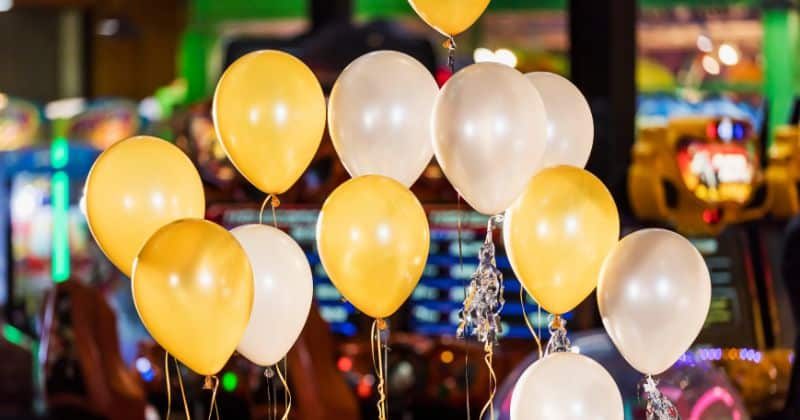 ballons de fêtes remplis d'helium sur curiokids