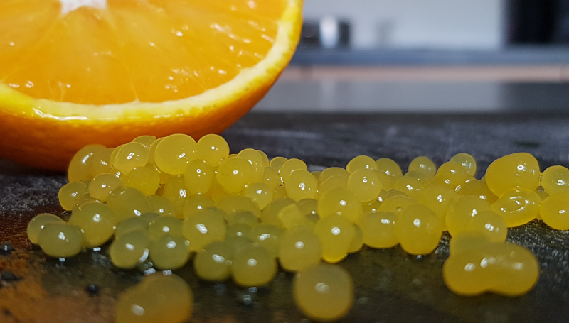 chimie moléculaire 'expérience du caviar d'orange par curiokids
